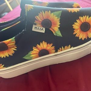 new -no tags/box “vans-style” slip on shoes-size 36 approx 5.5 runs small